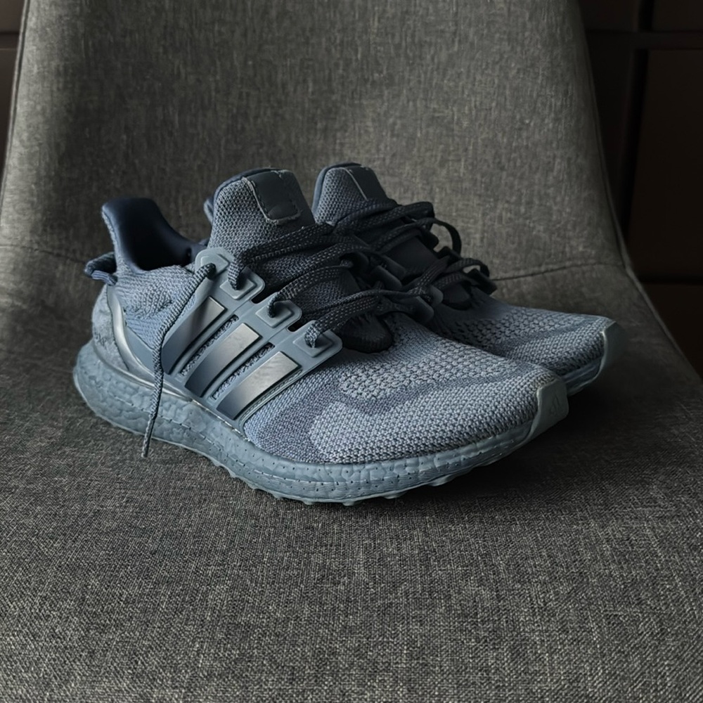 Adidas Ultraboost Blue Ivy Collab
Like New
No Box
Very good condition but worn
